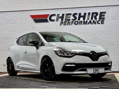 Begagnad Renault Clio IV Trophy 220 HK (161 kW) 2015 Vit Halvkombi