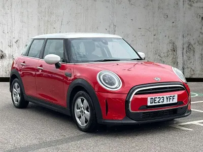 Usado Mini Cooper Classic 134 CV (98 kW) 2023 Rojo Utilitario