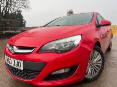 Used Vauxhall Astra 110 HP (80 kW) 2013 Red Hatchback