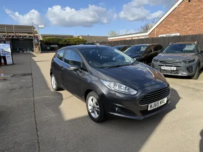 Usado Ford Fiesta Zetec 82 HP (60 kW) 2015 Cinzento Citadino