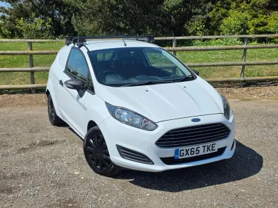 Used Ford Fiesta 75 HP (55 kW) 2015 White Hatchback