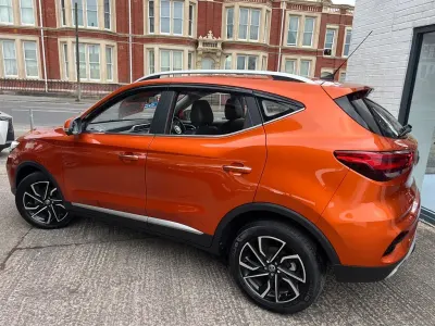 Begagnad MG MG3 2022 Orange Halvkombi