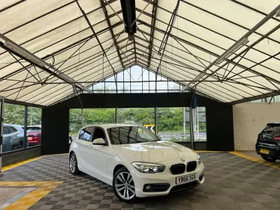 Begagnad BMW 116 Sport Line 2017 Vit Halvkombi