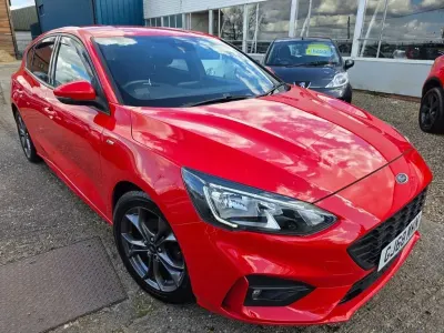 Używany Ford Focus ST-Line 125 KM (91 kW) 2018 Czerwony Hatchback