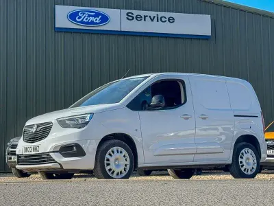 Second-hand Vauxhall Combo 101 CP (74 kW) 2023 Alb Monovolum