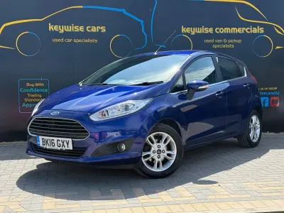 Begagnad Ford Fiesta Zetec 2016 Blå Halvkombi