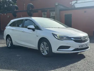 Used Vauxhall Astra Design Edition 2017 White Estate