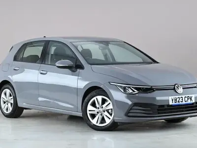 Usado VW Golf VIII Life 131 HP (96 kW) 2023 Cinzento Citadino