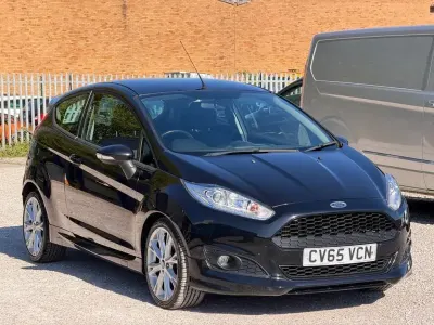 Usado Ford Fiesta Zetec 125 HP (91 kW) 2015 Preto Citadino