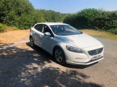 Used Volvo V40 120 HP (88 kW) 2016 White Hatchback