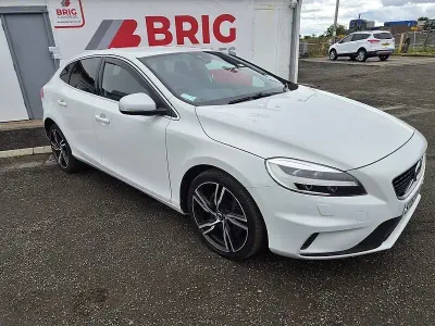 Used Volvo V40 R-Design 150 HP (110 kW) 2017 White Hatchback