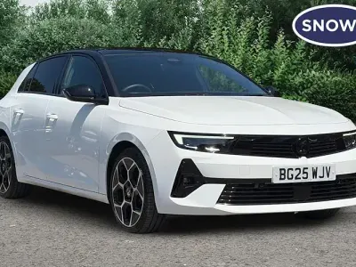 Used Vauxhall Astra Ultimate 131 HP (96 kW) 2025 White Hatchback