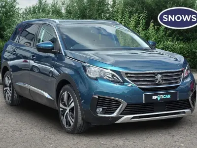 Usado Peugeot 5008 Allure 131 HP (96 kW) 2020 Verde SUV