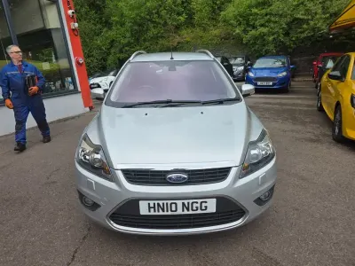 Begagnad Ford Focus Titanium 2010 Silver Kombi