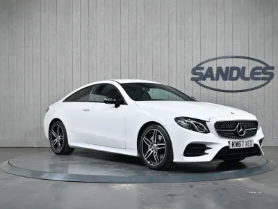 Begagnad Mercedes E220 AMG line 194 HK (142 kW) 2018 Vit Sportkupé