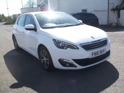 Used Peugeot 308 Allure 120 HP (88 kW) 2016 White Hatchback
