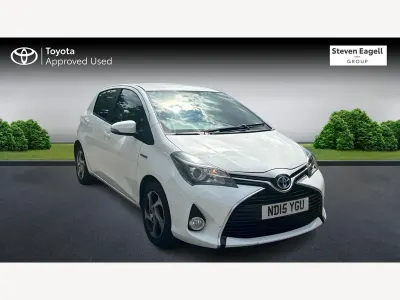 Used Toyota Yaris 100 HP (73 kW) 2015 White Hatchback