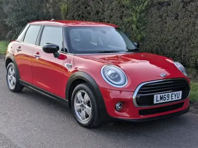 Używany Mini Cooper Classic 136 KM (100 kW) 2019 Czerwony Hatchback