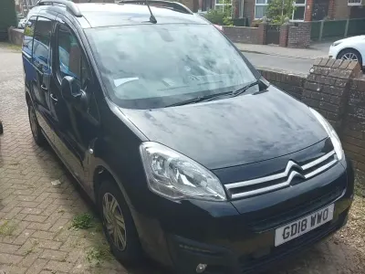 Käytetty Citroën Berlingo Flair 99 HP (72 kW) 2018 Musta Tila-auto