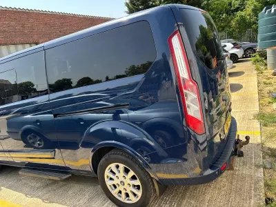Usado Ford Tourneo Titanium 130 HP (95 kW) 2019 Azul Monovolume