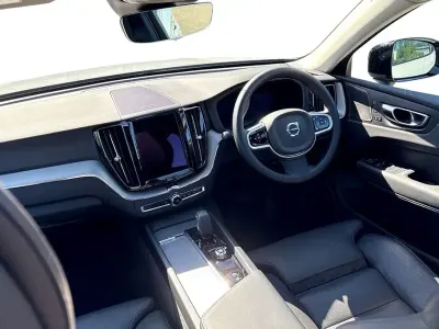 Begagnad Volvo XC60 Plus 350 HK (257 kW) 2025 Grå SUV