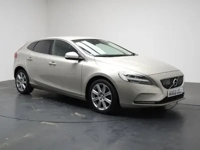 Usado Volvo V40 Inscription 150 CV (110 kW) 2019 Dorado Utilitario