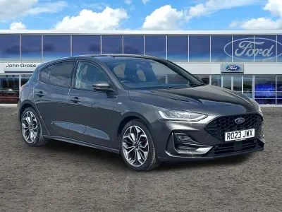 Begagnad Ford Focus ST-Line X 2023 Grå Halvkombi