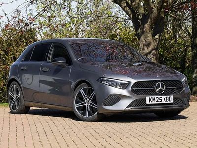 Usado Mercedes A180 Sport Edition 136 HP (100 kW) 2025 Cinzento Citadino