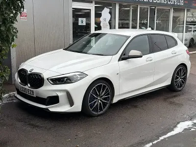 Begagnad BMW M135 Sport Line 2020 Vit Halvkombi