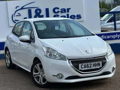 Używany Peugeot 208 Active 95 KM (69 kW) 2012 Biały Hatchback