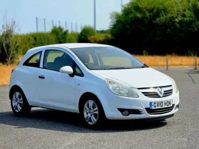 Used Vauxhall Corsa 80 HP (58 kW) 2010 White Hatchback