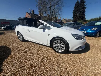 Used Vauxhall Cascada Elite 170 HP (125 kW) 2013 White Cabriolet