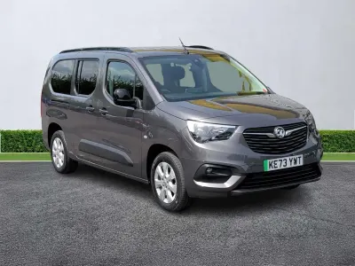 Usado Vauxhall Combo Design Edition 100 kW (136 CV) 2024 Gris Monovolumen
