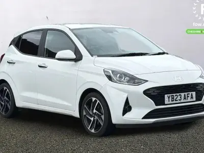 Gebraucht Hyundai i10 Premium 84 PS (61 kW) 2023 Weiß Kleinwagen