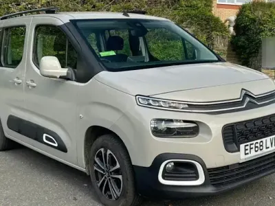 Usado Citroën Berlingo Flair 131 CV (96 kW) 2019 Beige Monovolumen