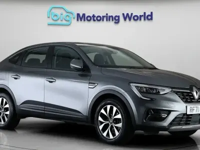 Usado Renault Arkana Iconic 145 CV (106 kW) 2022 Gris SUV