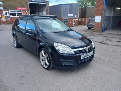 Usado Vauxhall Astra Club 108 CV (79 kW) 2013 Negro Van