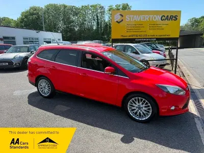 Used Ford Focus Zetec 125 HP (91 kW) 2014 Red Estate
