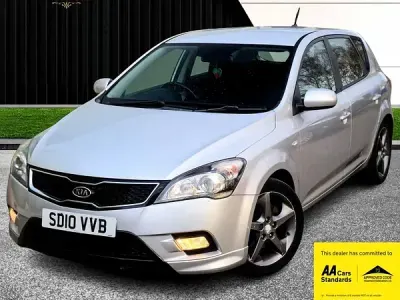 Käytetty Kia Ceed 2010 Hopea Viistoperä