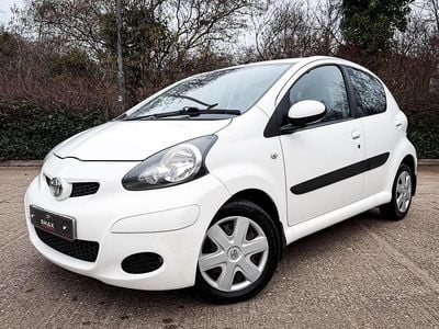 Used Toyota Aygo 67 HP (49 kW) 2010 White Hatchback