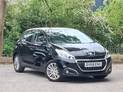 Used Peugeot 208 Signature Sky 82 HP (60 kW) 2018 Black Hatchback