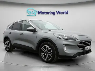 Usado Ford Kuga Titanium 150 HP (110 kW) 2021 Prateado SUV
