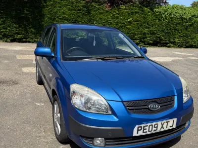 Begagnad Kia Rio 95 HK (69 kW) 2009 Blå Halvkombi