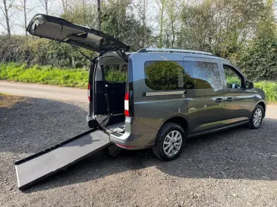 Begagnad Ford Tourneo Connect Titanium 114 HK (83 kW) 2023 Grå Minibuss