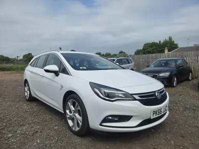 Used Vauxhall Astra SRi 150 HP (110 kW) 2016 White Estate