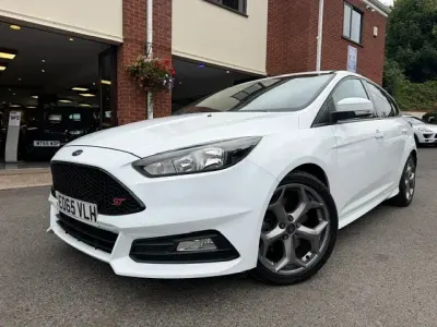 Used Ford Focus ST 250 HP (183 kW) 2015 White Hatchback