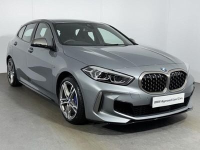 Begagnad BMW M135 Shadowline 302 HK (222 kW) 2024 Grå Halvkombi
