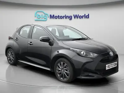 Usado Toyota Yaris Hybrid 116 CV (85 kW) 2022 Negro Utilitario