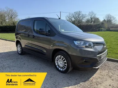 Usado Toyota Proace 120 HP (88 kW) 2023 Cinzento Monovolume