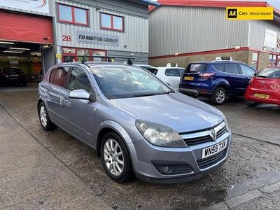 Used Vauxhall Astra Design Edition 120 HP (88 kW) 2005 Silver Hatchback